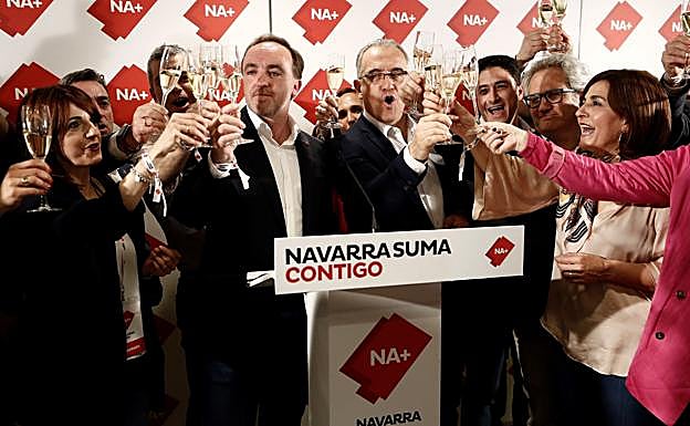 Los candidatos a la presidencia del Gobierno de Navarra y al Ayuntamiento Javier Esparza (i) y Enrique Maya, respectivamente celebran los resultados obtenidos en las elecciones celebradas en la Comunidad Foral.