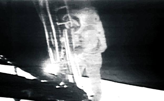 Imagen principal - Armstrong en el momento de pisar la Luna y huella en su superficie. A la derecha, Aldrin coge un experimento científico del módulo lunar.