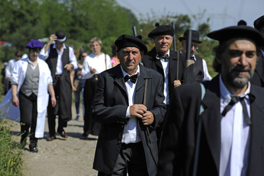Las faldas del monte han sido escenario este domingo de una recreación bélico