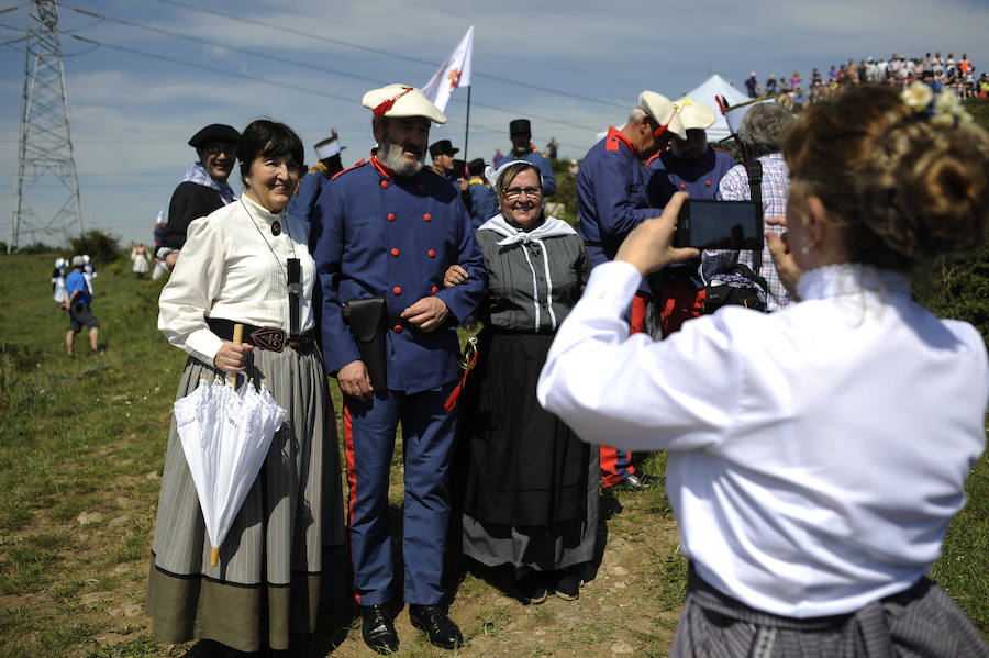 Las faldas del monte han sido escenario este domingo de una recreación bélico