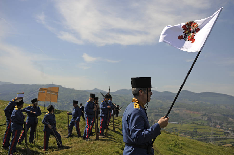Las faldas del monte han sido escenario este domingo de una recreación bélico