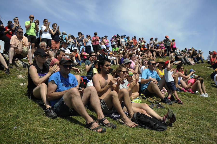Las faldas del monte han sido escenario este domingo de una recreación bélico