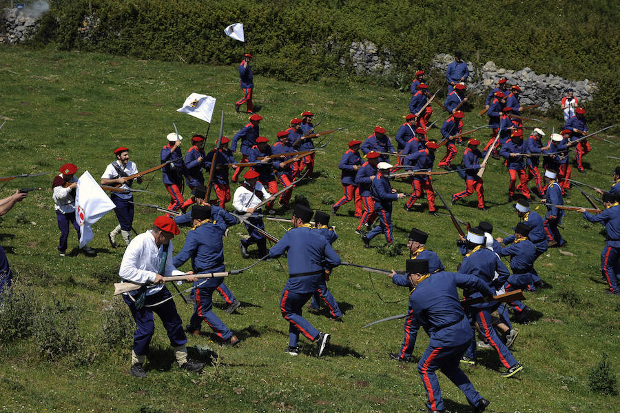 Las faldas del monte han sido escenario este domingo de una recreación bélico