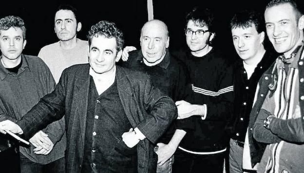 Un gran equipo. Bernardo Atxaga, Juan Carlos Pérez (Itoiz), Joseba Muguruza, Mikel Laboa, Ruper Ordorika, Ángel Celada y Gari (Hertzainak).