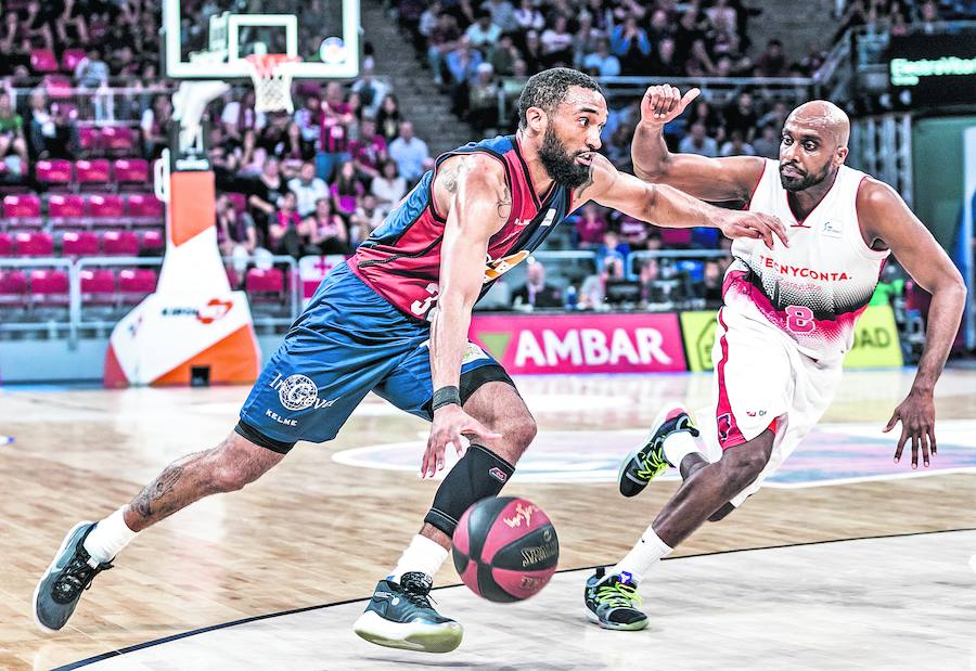 Hilliard encara a Berhanemeskel en el Buesa Arena.