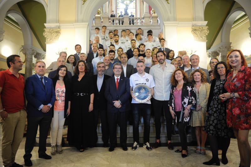 Fotos: Recibiento a los héroes del RETAbet en el Ayuntamiento