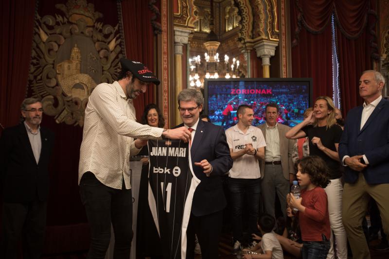 Fotos: Recibiento a los héroes del RETAbet en el Ayuntamiento