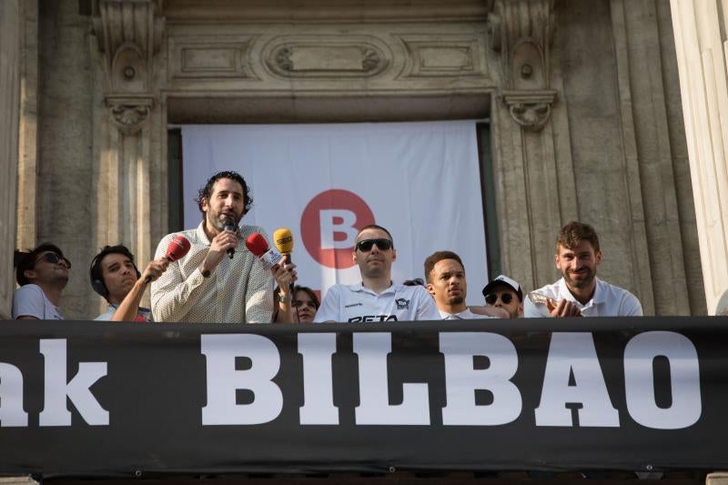 Fotos: Recibiento a los héroes del RETAbet en el Ayuntamiento