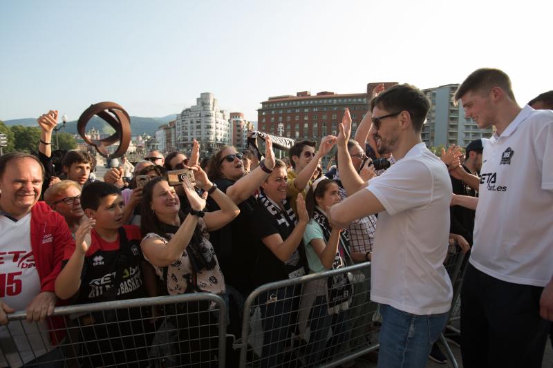 Fotos: Recibiento a los héroes del RETAbet en el Ayuntamiento