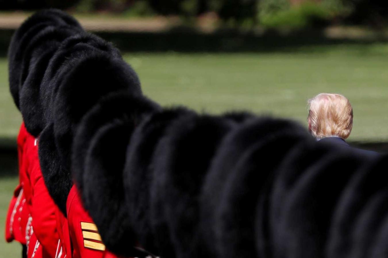 Donald Trump con la guardia de honor durante la bienvenida en el Palacio de Buckingham, en Londres
