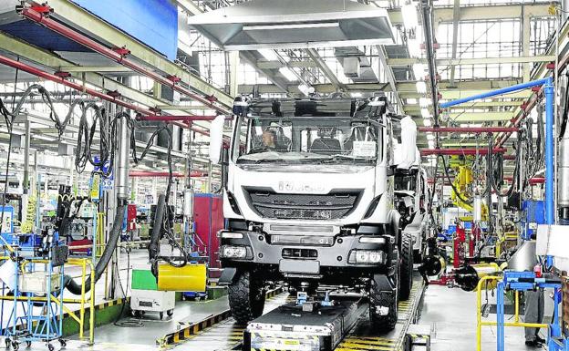 Un camión en la línea de producción en la planta que IVECO tiene en Valladollid.