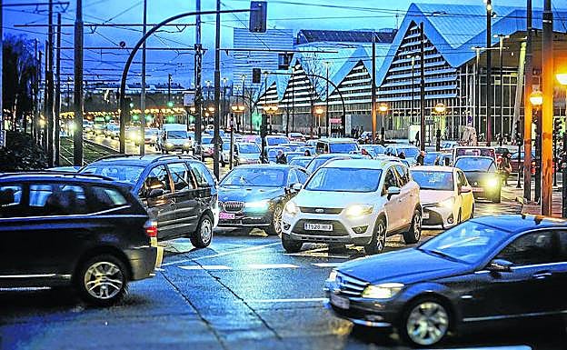 El número de coches ha aumentado el último año en Vitoria un 3% (3.534 más), mientras que la población ha crecido en un 1%.