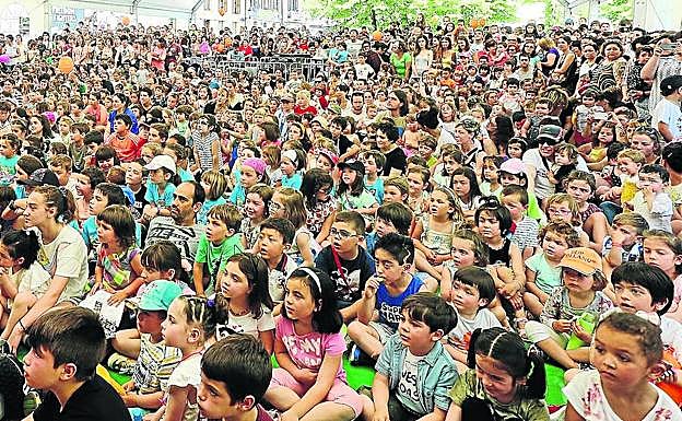 Los niños disfrutaron con las numerosas actividades infantiles programadas en la jornada festiva.