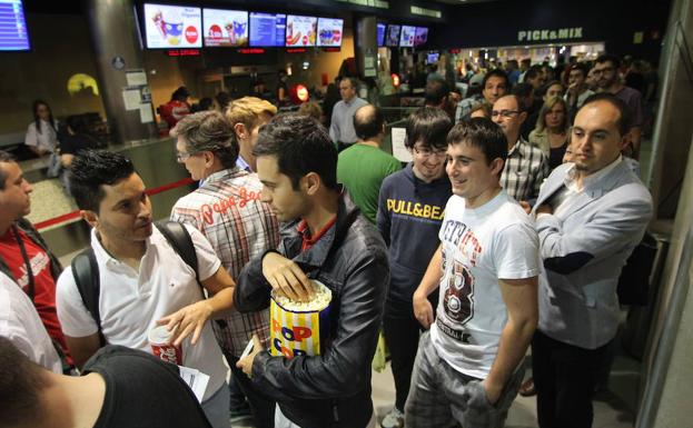 Colas en unas salas de Bilbao en una edición de la Fiesta del Cine.