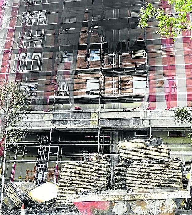 El fuego se extendió por la tela asfáltica del andamio.