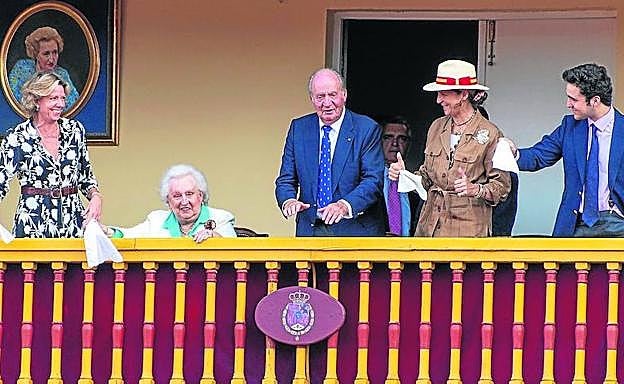 El Rey, en el palco real con su sobrina Simoneta Gómez-Acebo, su hermana Pilar, su hija Elena y su nieto Froilán. 