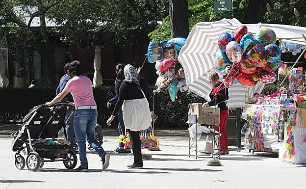 Madres pasean con sus hijos. 