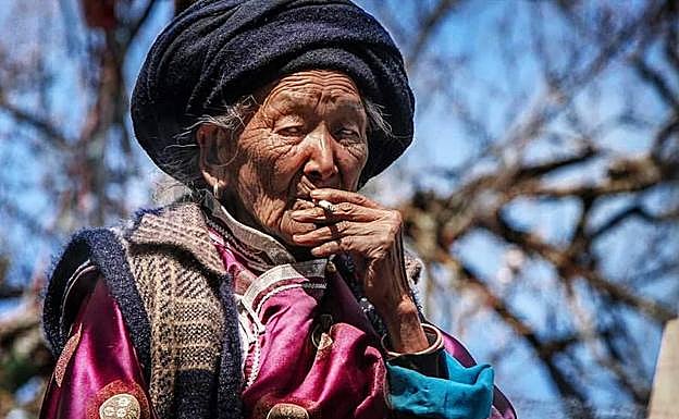 «Rara vez se verá a una mosuo obesa, casi todas son esbeltas, las abuelas también tienen unos abdominales envidiables». 