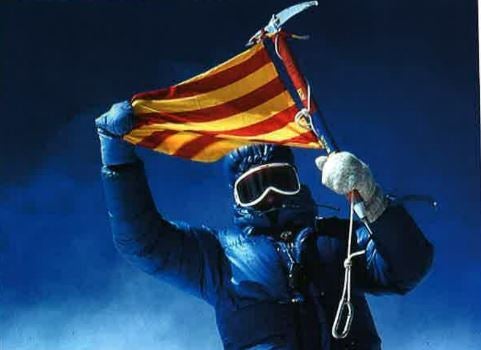 Jordi Pons, en la cima con la bandera catalana.