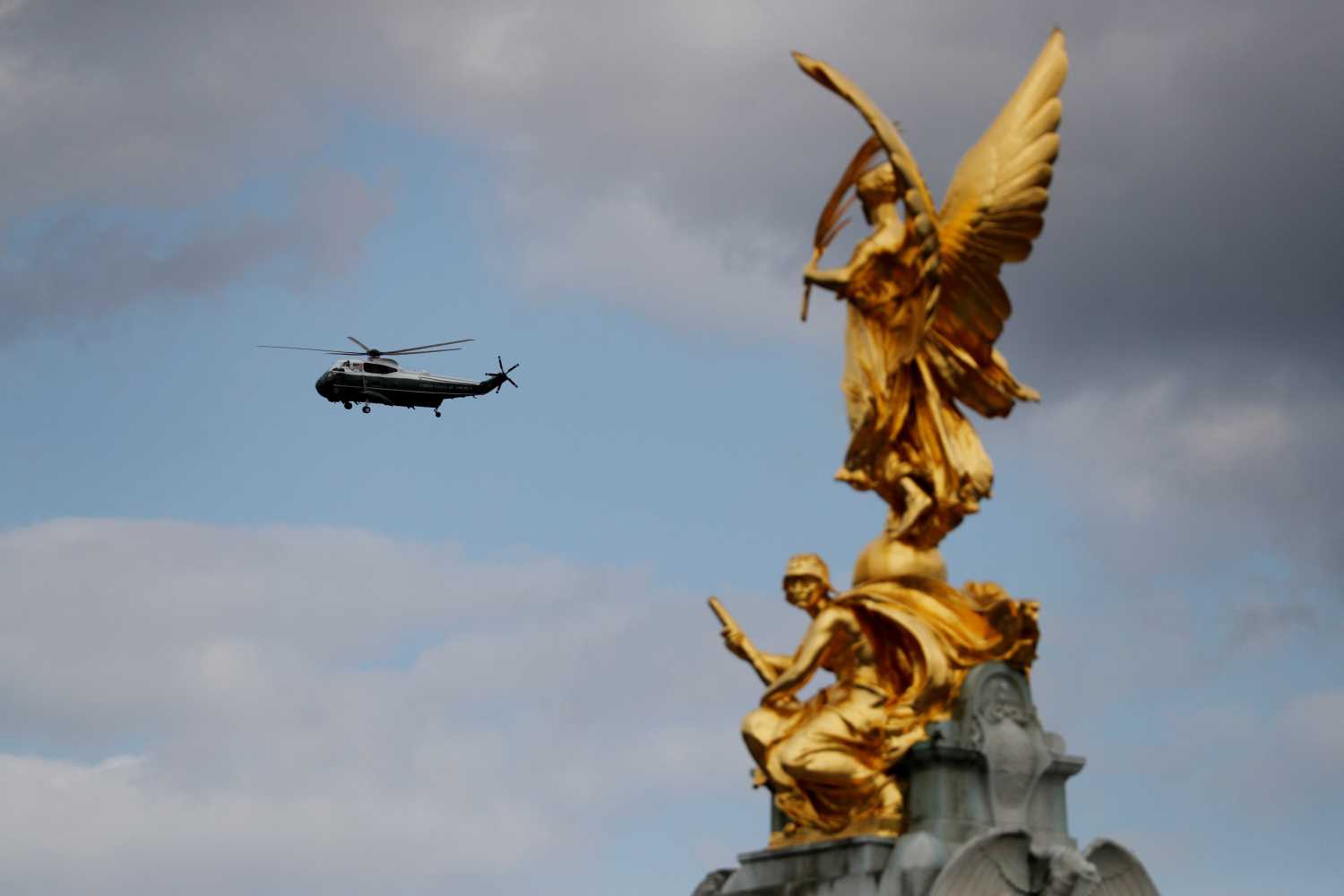 El helicóptero Marine One sobrevuela el Victoria Memorial durante la visita del presidente de los Estados Unidos, Donald Trump, al Reino Unido