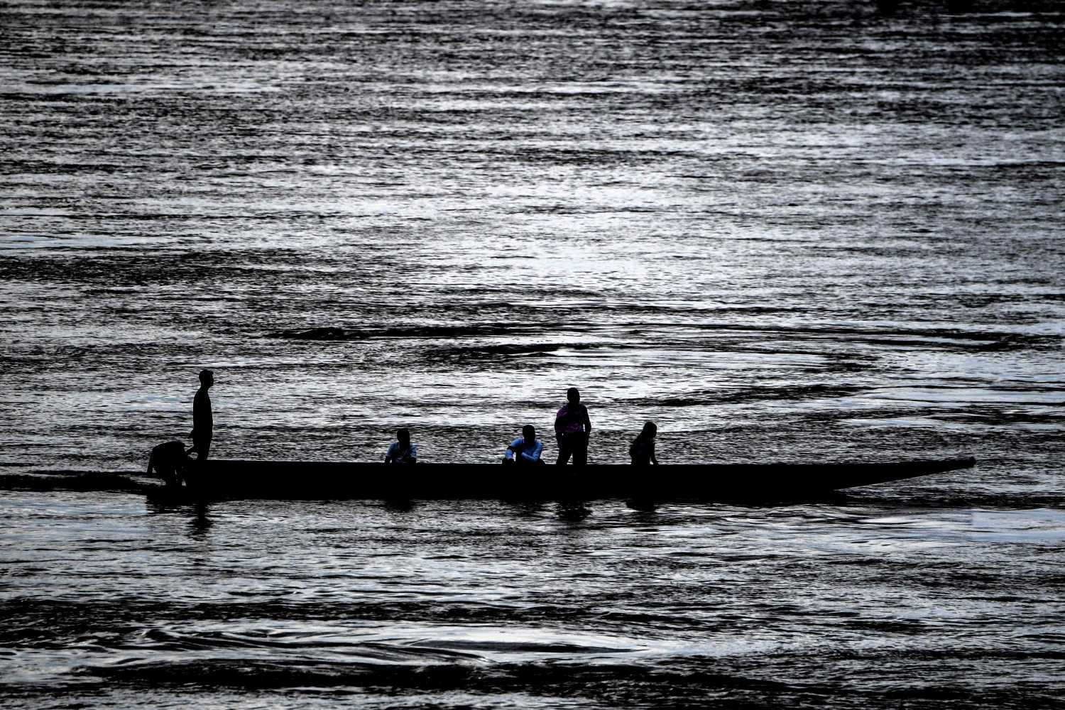 Canoa navegando en el río Arauca en la frontera con Venezuela