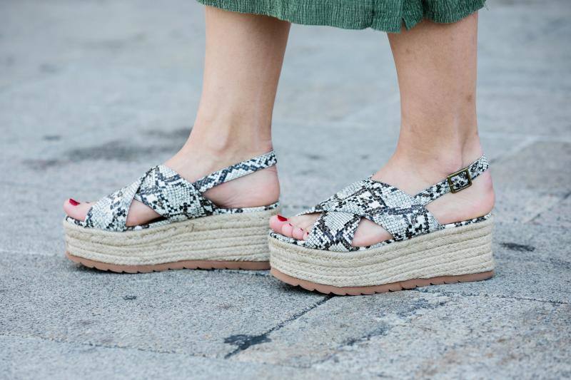 Andrea Andrés confiesa que se viste cada día en función de su estado de ánimo. Esta joven de 33 años combina un vestido de Primark con sandalias de print animal de la tienda local A pie de calle.