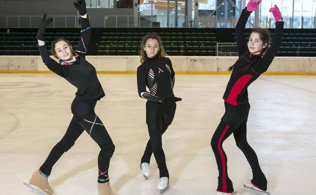 Nerea Grandoso, Irune Fernández y Uxue Fuidio, del club Bipolo de Vitoria, entrenan en el Bakh. 