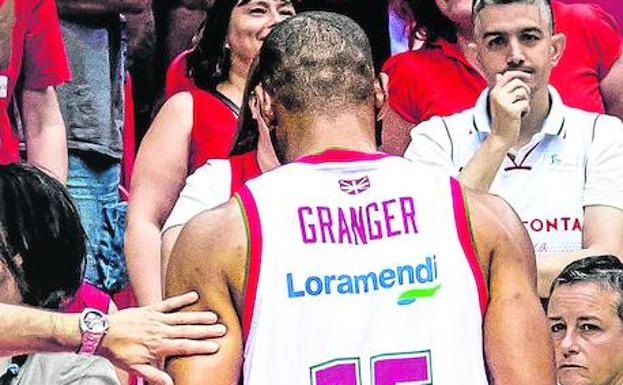 Jayson Granger camina hacia el banquillo con la cabeza baja.I