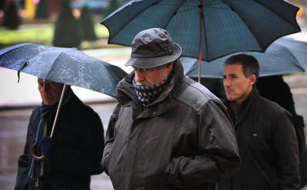 Un grupo de personas caminan por una calle de Bilbao durante un día invernal.