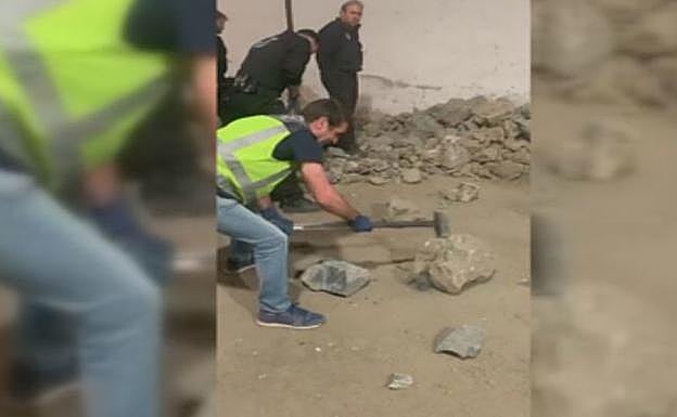 Los agentes tuvieron que picar con mazas las piedras para encontrar la droga.