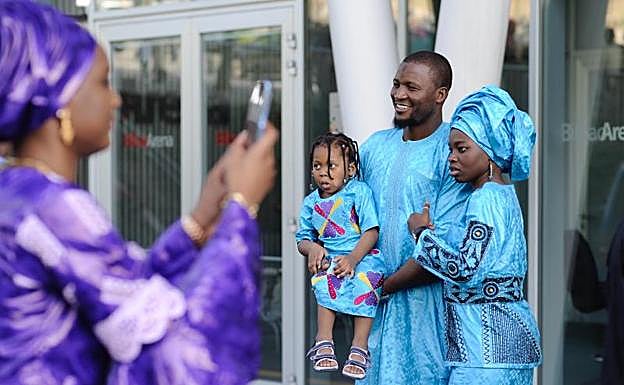 Galería. La comunidad musulmana celebra el fin del Ramadán a las puertas del pabellón de Miribilla. 