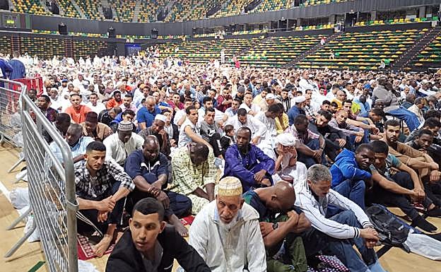 3.500 musulmanes rezan en Miribilla mirando a La Meca