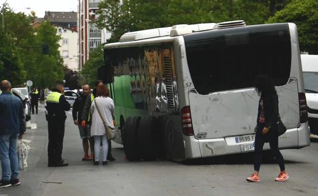 El autobús de Tuvisa, sin el eje trasero, en la calle Comandante Izarduy. 