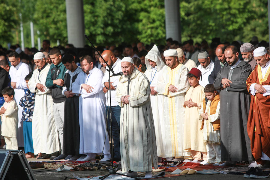 El mes del ayuno concluye con una oración multitudinaria en la celebración del Eid al-Fitr.