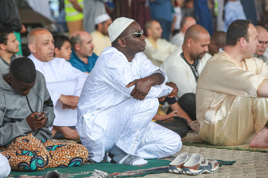 El mes del ayuno concluye con una oración multitudinaria en la celebración del Eid al-Fitr.