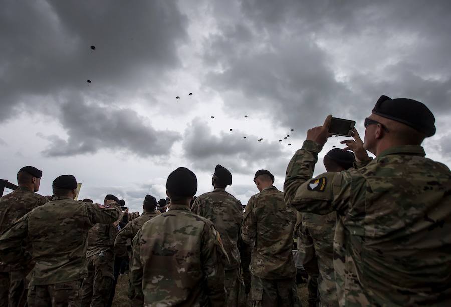 Una serie de actos recuerdan la Operación Overlord, en la que una fuerza 130.000 hombres protagonizó el asalto de la costa francesa de Normandía. Tres de aquellos soldados, hoy nonagenarios, han saltado en paracaídas, mientras diferentes mandatarios han mostrado sus respetos a los caídos en el Día D
