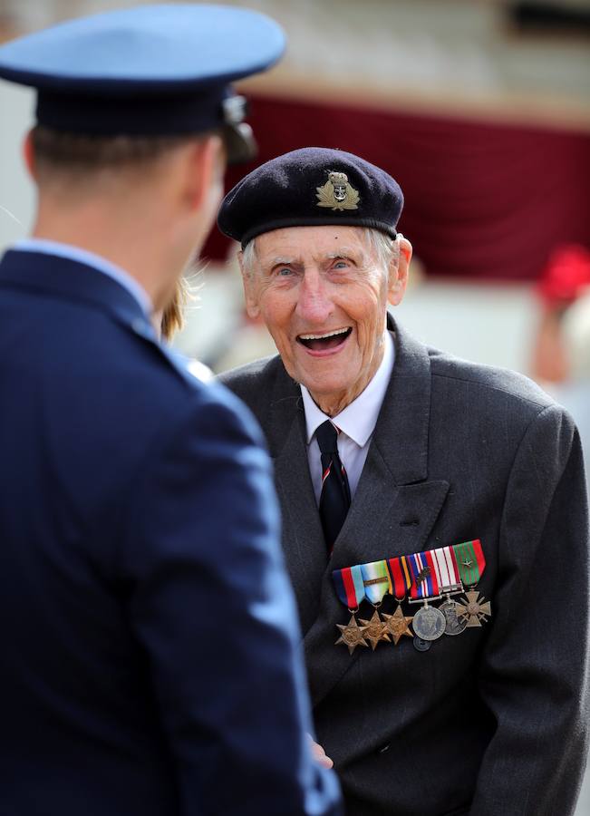 Una serie de actos recuerdan la Operación Overlord, en la que una fuerza 130.000 hombres protagonizó el asalto de la costa francesa de Normandía. Tres de aquellos soldados, hoy nonagenarios, han saltado en paracaídas, mientras diferentes mandatarios han mostrado sus respetos a los caídos en el Día D