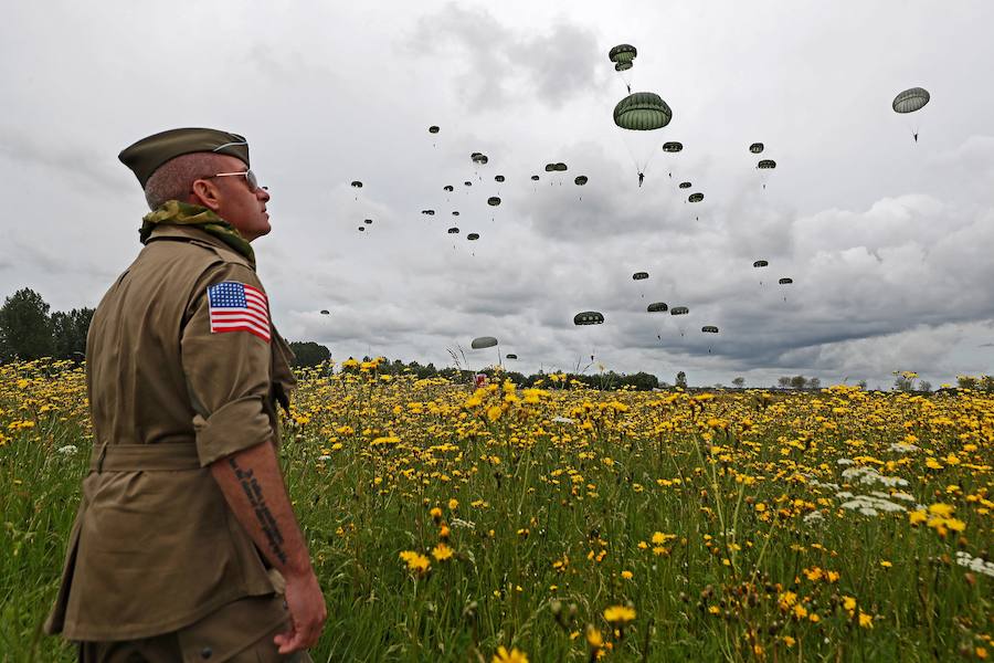 Una seri de actos recuerdan la Operación Overlord, en la que una fuerza 130.000 hombres protagonizó el asalto de la costa francesa de Normandía. Tres de aquellos soldados, hoy nonagenarios, han saltado en paracaídas, mientras diferentes mandatarios han mostrado sus respetos a los caídos en el Día D