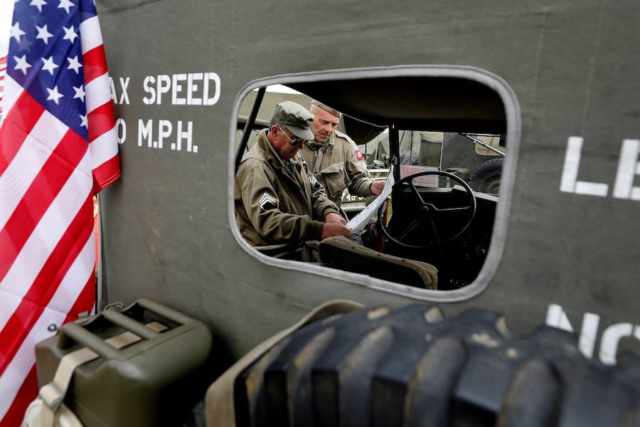 Una serie de actos recuerdan la Operación Overlord, en la que una fuerza 130.000 hombres protagonizó el asalto de la costa francesa de Normandía. Tres de aquellos soldados, hoy nonagenarios, han saltado en paracaídas, mientras diferentes mandatarios han mostrado sus respetos a los caídos en el Día D