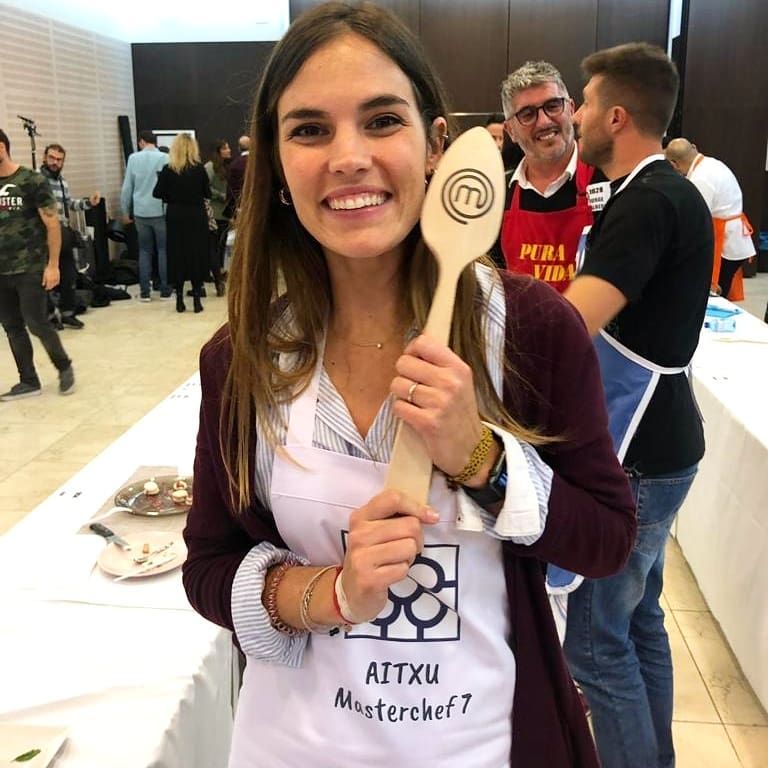 La aspirante vasca ha llevado un mono de Mango, mientras que su rival gallega, Teresa, ha apostado por una blusa de Zara en el último programa