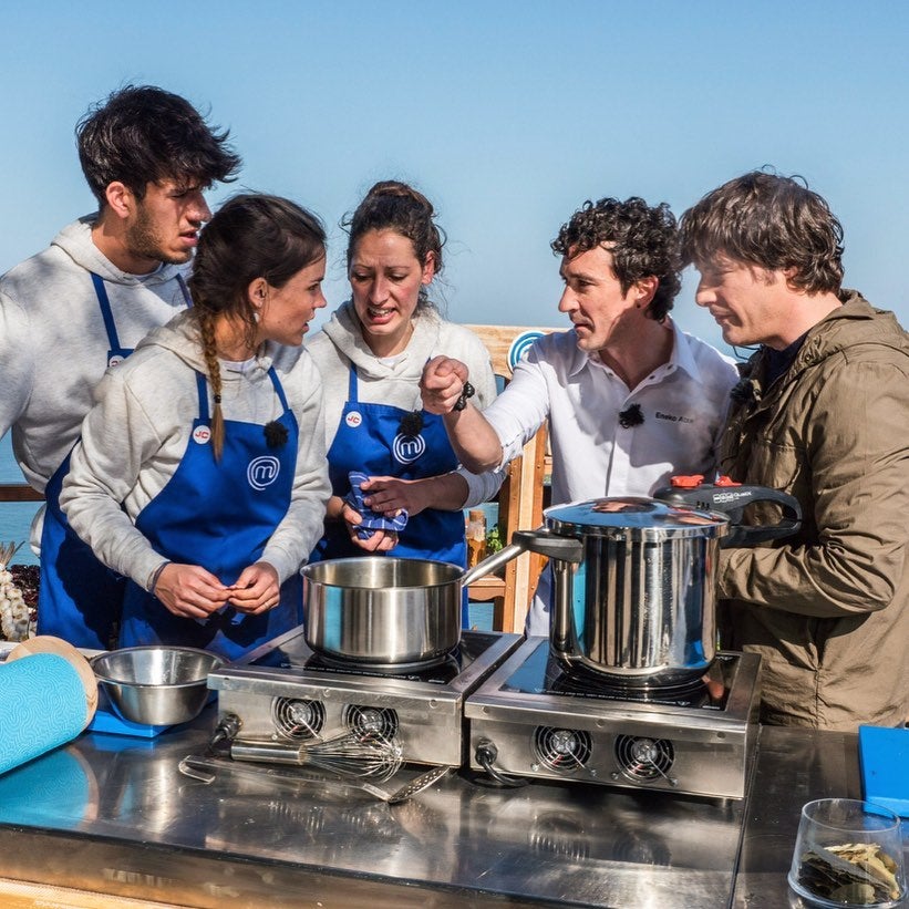 La aspirante vasca ha llevado un mono de Mango, mientras que su rival gallega, Teresa, ha apostado por una blusa de Zara en el último programa