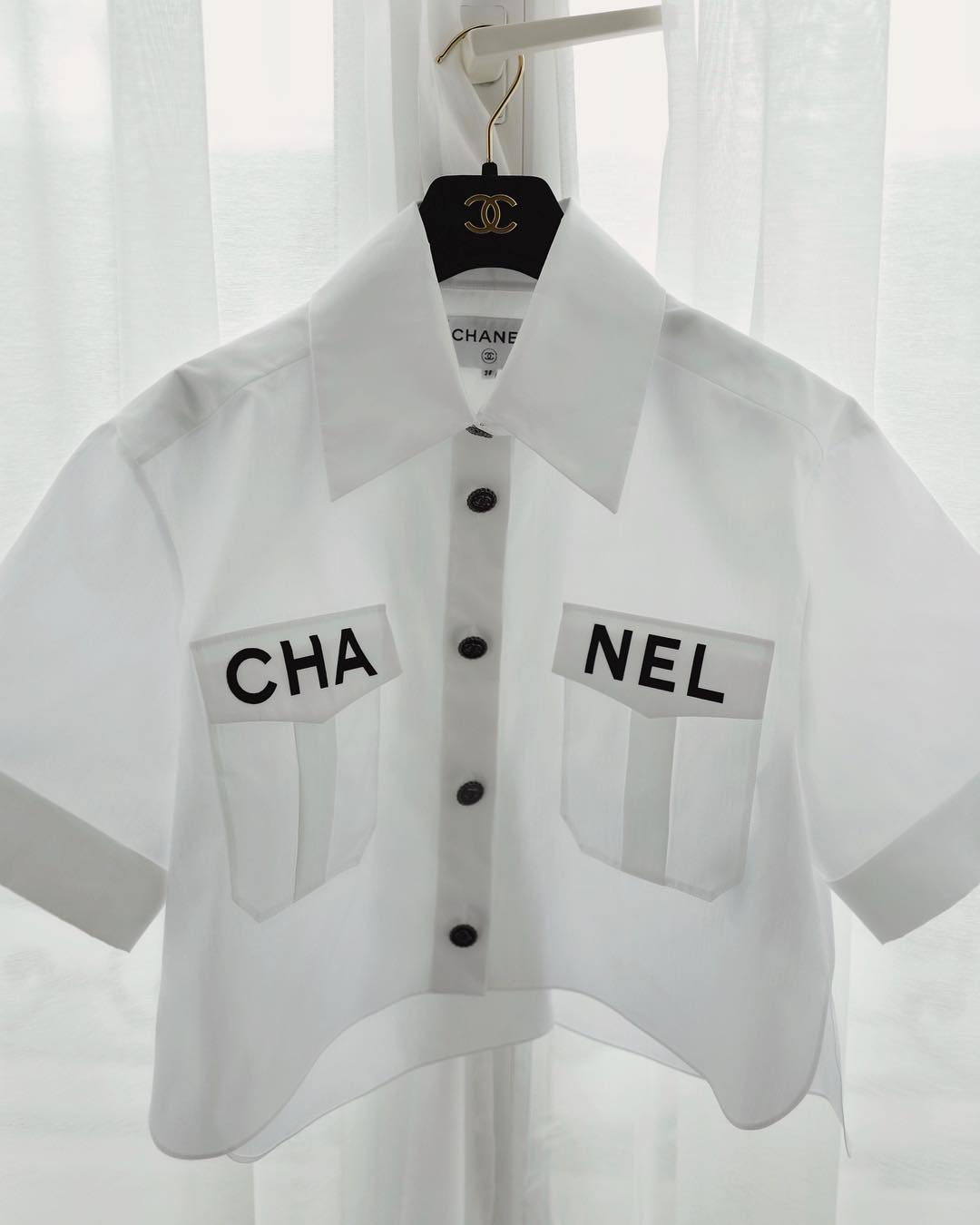 La prenda estrella de Chanel para esta primavera-verano es una blusa bordada que permite mil combinaciones y que ha sido objeto de clones 'low-cost'