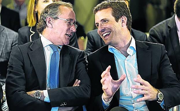 Alfonso Alonso charla con Pablo Casado en una reciente visita del presidente del PP a Euskadi.