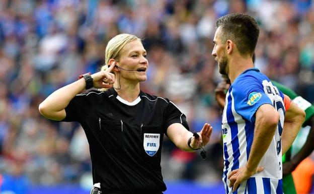 Impartiendo justicia en un partido entre el Hertha Berlín y Werder Bremen. 