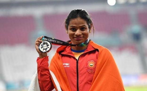 La atleta india posando con una de las dos medallas logradas en los pasados Juegos de Asia. 