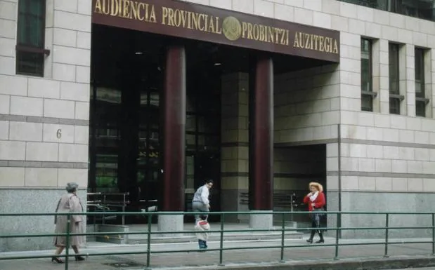 La Audiencia de Bizkaia condena a nueve años de cárcel a un hombre que apuñaló cuatro veces a un conocido