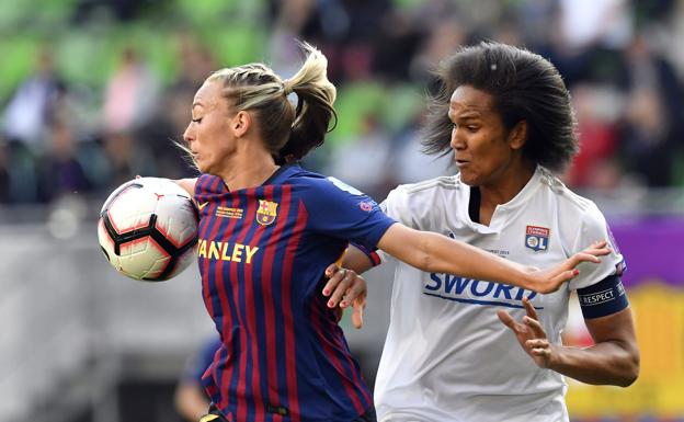 Toni Duggan (i) pelea un balón contra Wendie Renard (d) en la final de la Champions League.