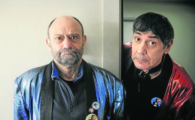 El «aburguesado» Javier Cansado, en primer plano, vuelve a vestirse de traje junto a su compañero «jipi bohemio» Carlos Faemino.