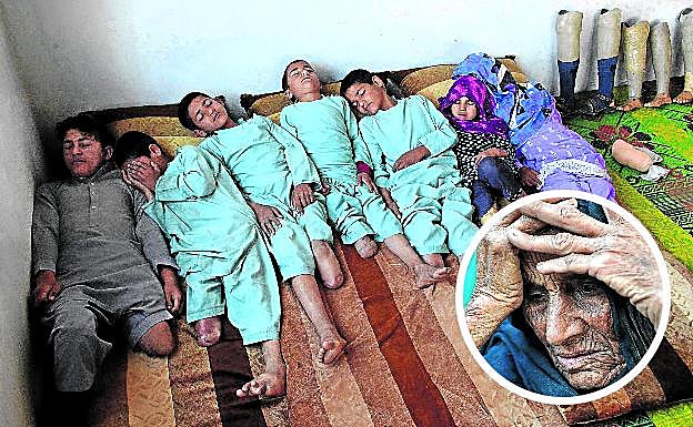 Estremecedor. Arriba, los siete niños con piernas amputadas. En el círculo, su abuela Niaz Bibi. 