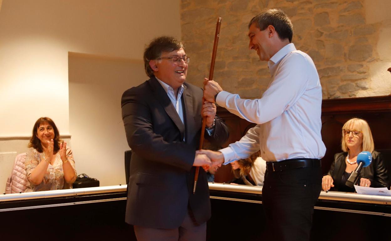 Beraza entrega la makila a Sainz